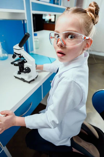 Little scientist in lab — Stock Photo, Image