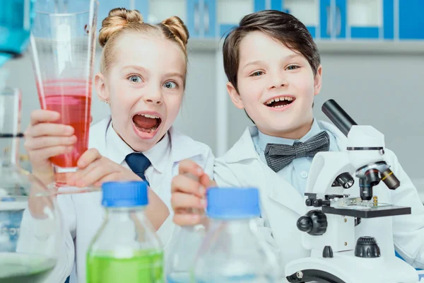 Pequeños científicos en el laboratorio — Foto de Stock