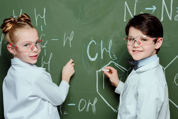 Pequenos cientistas em laboratório — Fotografia de Stock