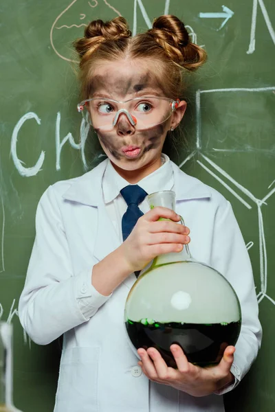 Gadis dalam jas lab dengan termos — Stok Foto