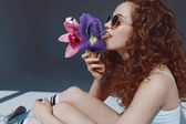 Mladá žena s květinami