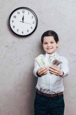 Çocuk gösteren para gülümseyen
