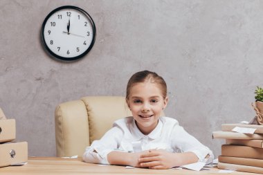 İşyerinde gülümseyen çocuk