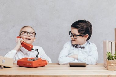 küçük kız telefonla konuşuyor