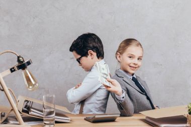 nakit işyerinde çocuklarla