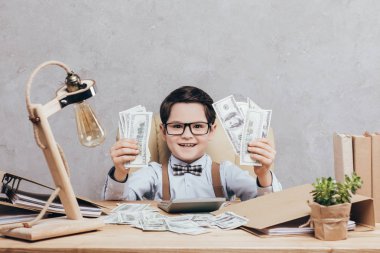 İşyerinde çok nakit heyecanlı çocuk