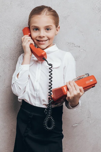 Улыбающийся ребенок с телефоном — стоковое фото