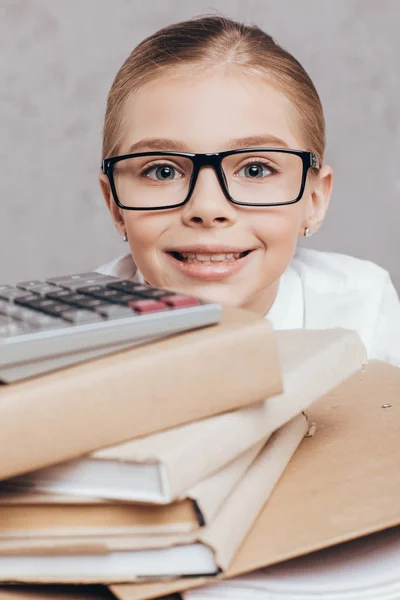 Barn med hög med dokument — Stockfoto
