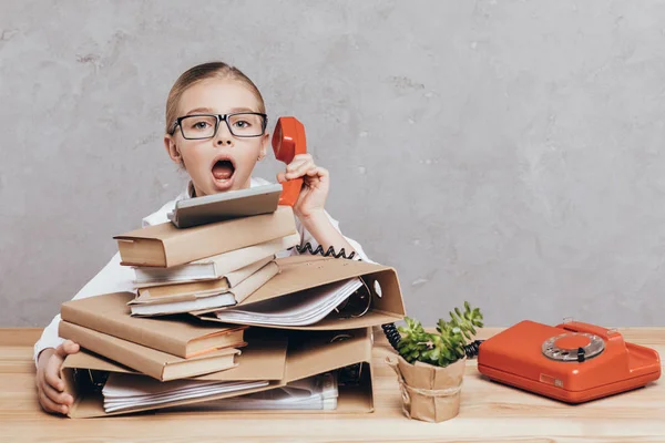 Niño ocupado en el lugar de trabajo — Foto de Stock