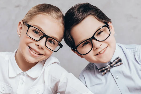 Улыбающиеся дети в очках — стоковое фото
