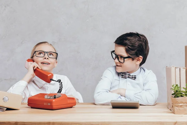 Little girl talking on telephone — Stock Photo, Image