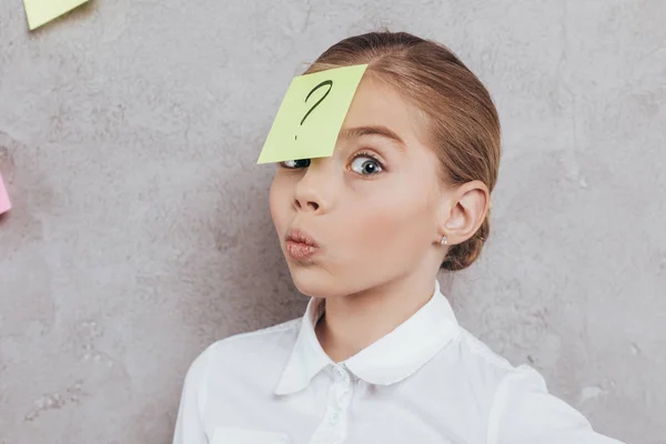 etiket üzerinde yüz çocuk