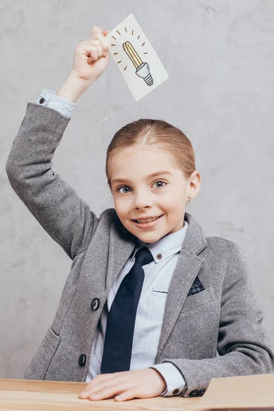 Kid with idea sign in hand — Free Stock Photo