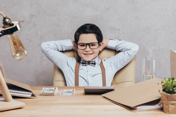 Stilvoller kleiner Junge am Arbeitsplatz — Stockfoto