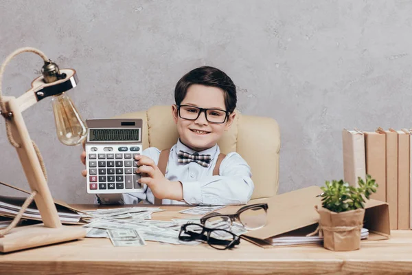 Usmívající se dítě s kalkulačkou — Stock fotografie