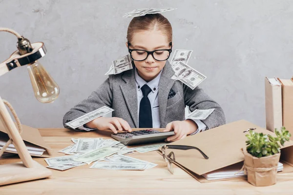 Niño calculando dinero en el lugar de trabajo —  Fotos de Stock