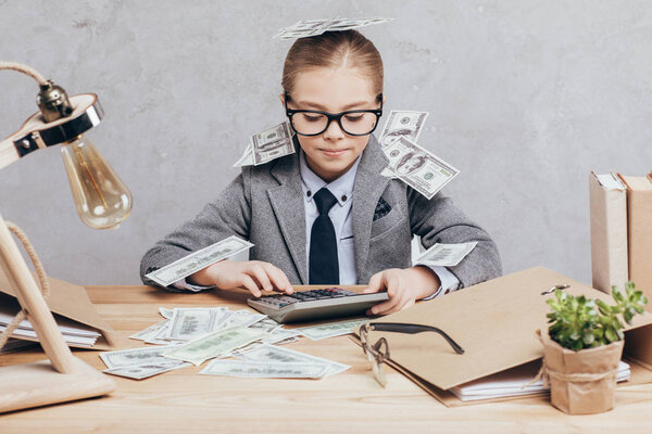 дети рассчитывают деньги на рабочем месте
