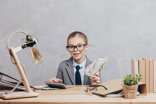 Little kid counting money — Stock Photo, Image