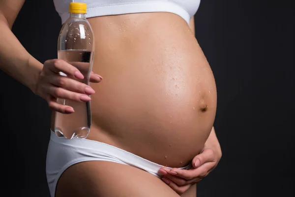 Donna incinta con acqua — Foto Stock