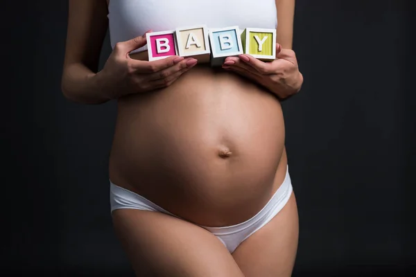 Femme enceinte avec mot bébé — Photo