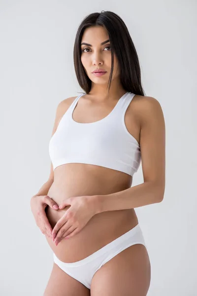 Donna incinta che fa segno di cuore — Foto Stock