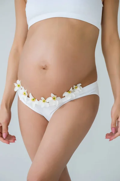 Barriga de mulher grávida com flores — Fotografia de Stock