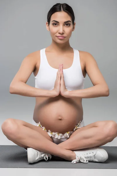 Donna incinta in posa di loto — Foto Stock
