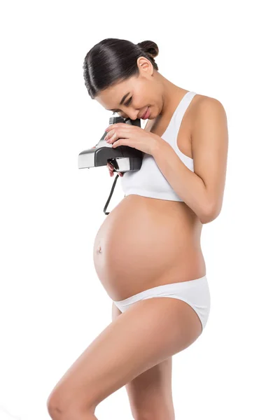 Pregnant woman taking photo of belly — Stock Photo, Image