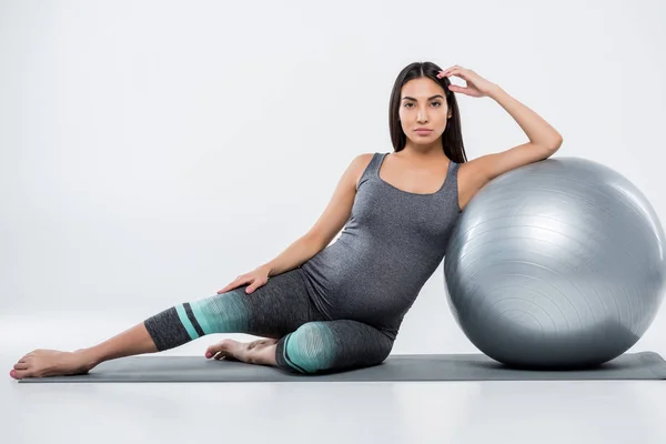 Mulher grávida com bola de fitness — Fotografia de Stock