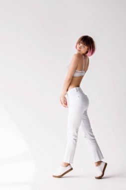 dantel bralette içinde gülümseyen kadın 