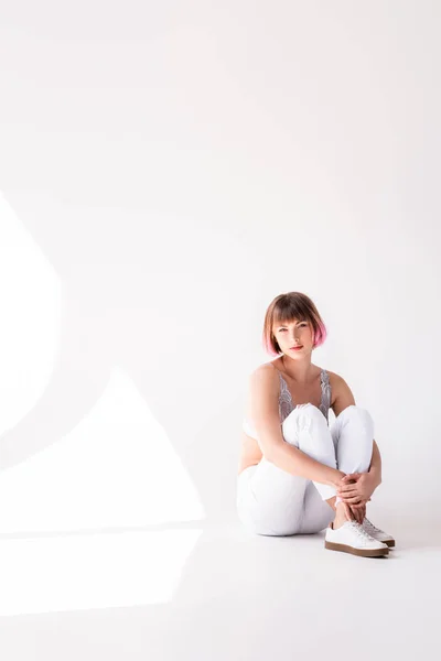 Young woman sitting on floor — Free Stock Photo