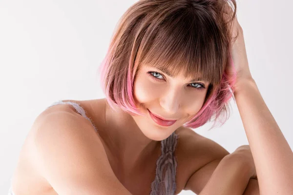 Ung kvinna med rosa hår — Stockfoto