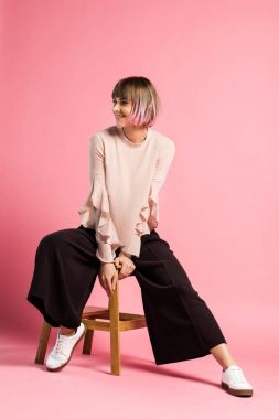 gülümseyen taburede oturan kadın