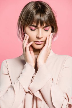 son moda makyaj ve pembe saçlı kadın ile