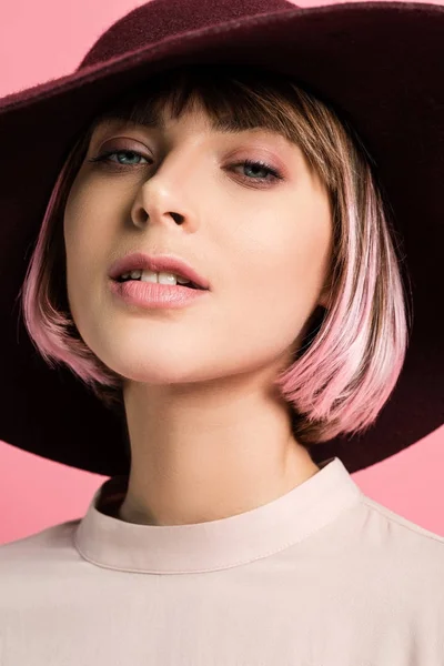 Mujer joven en sombrero de ala ancha — Foto de Stock