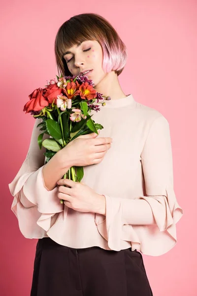 La mujer a la moda que sostiene el ramo — Foto de Stock