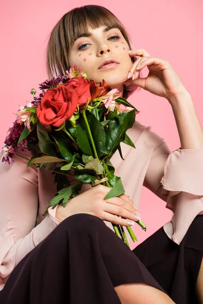 Donna alla moda in posa con bouquet — Foto Stock