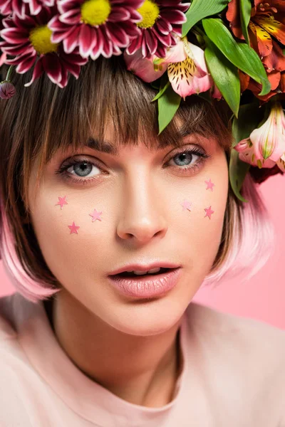 Kobieta z gwiazd na twarzy i kwiaty na głowie — Zdjęcie stockowe