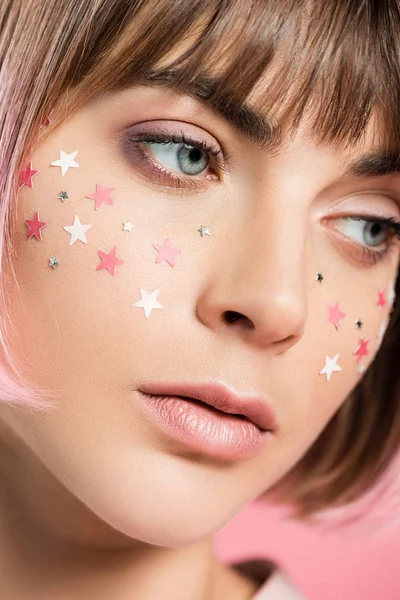Mujer con estrellas rosadas en la cara — Foto de Stock