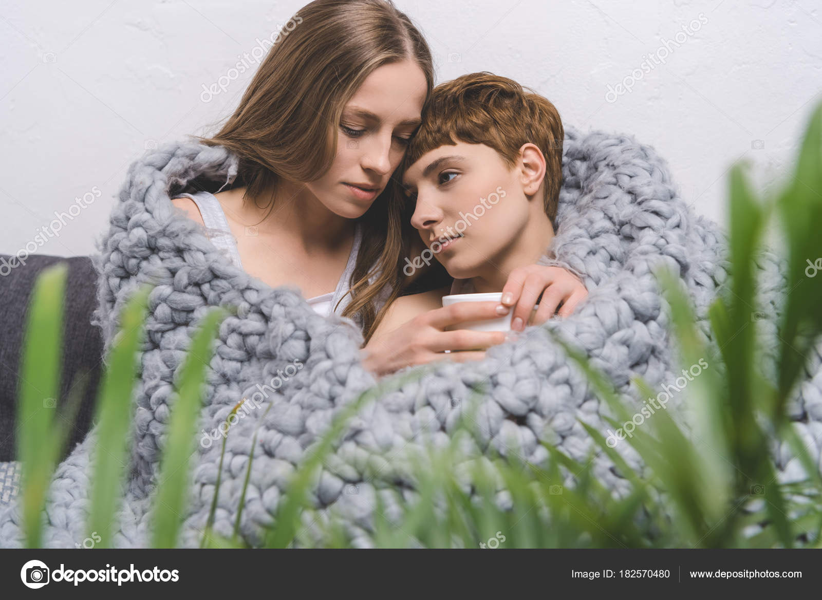 Schönes Lesbisches Paar Mit Einer Tasse Kaffee Das Sich Unter Stockfotografie Lizenzfreie