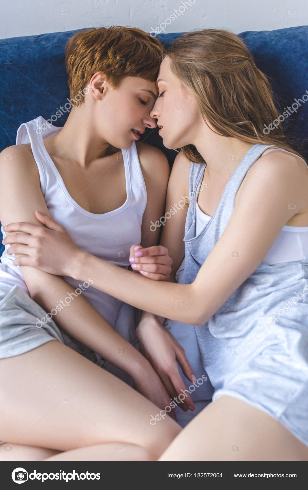 Girls Kising In Bed