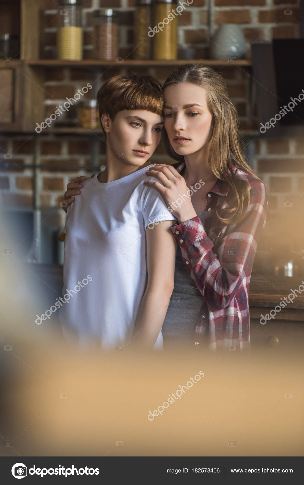 Schöne Junge Lesbische Paar Auf Küche Hause Stockfotografie Lizenzfreie Fotos