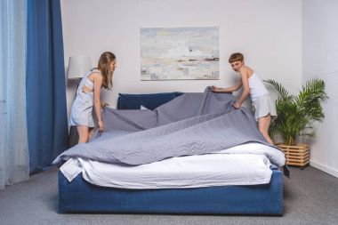 lezbiyen çift yatak sabah kapsayan