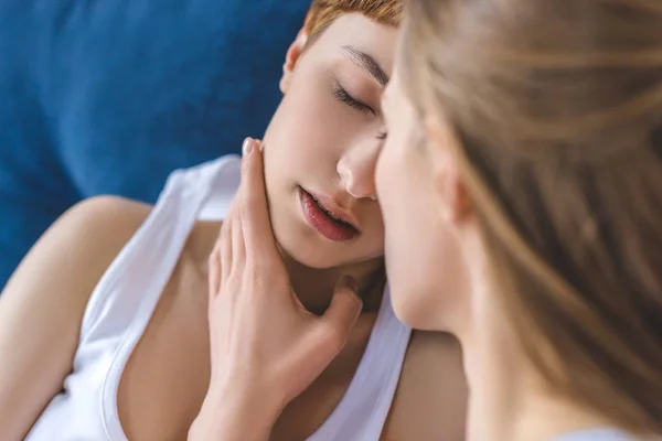Närbild Skott Unga Kysser Lesbisk Par Sängen — Stockfoto