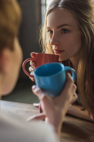 Close Jovens Mulheres Bebendo Café Juntos — Fotografia de Stock