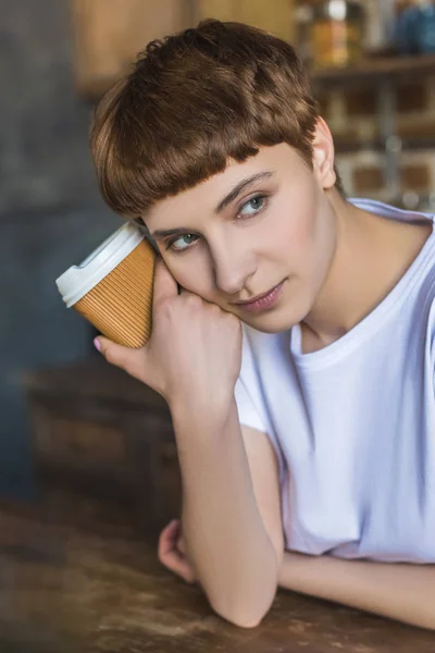 Вдумчивая Молодая Женщина Бумажной Чашкой Кофе — Бесплатное стоковое фото
