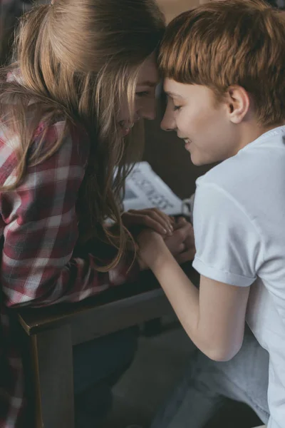 Beautiful Young Lesbian Couple Kissing Holding Hands — Stock Photo, Image