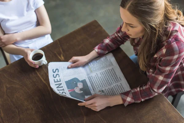 Aus Der Vogelperspektive Frauen Lesen Zeitung Und Trinken Kaffee Der — kostenloses Stockfoto