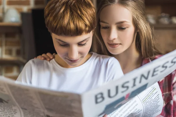 Close Portrait Young Lesbian Couple Reading Newspaper Together — Free Stock Photo