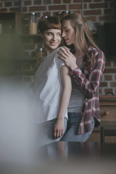 Lächeln Junge Lesbische Paar Auf Küche Hause — Stockfoto